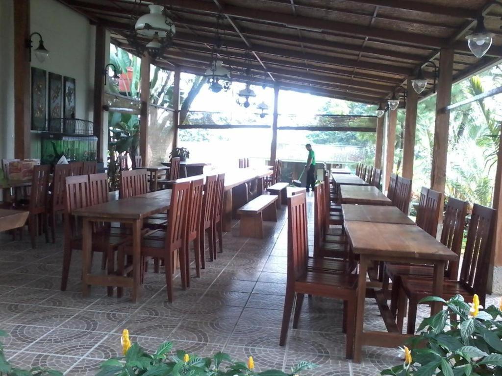 Villa Bukit Pinus Bogor Exteriör bild